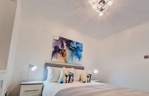 Newport House | Amazing Newport 2BR | Excellent location |Parking