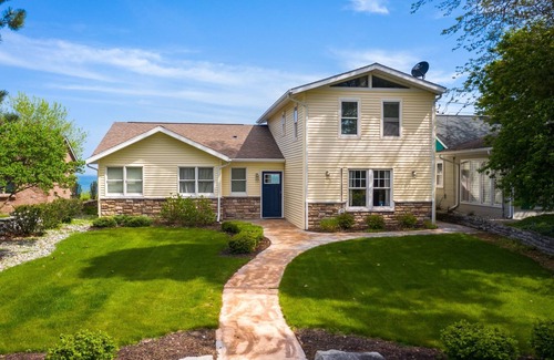 Pigeon House | Amazing North Shore Sandy Beach Front Home!