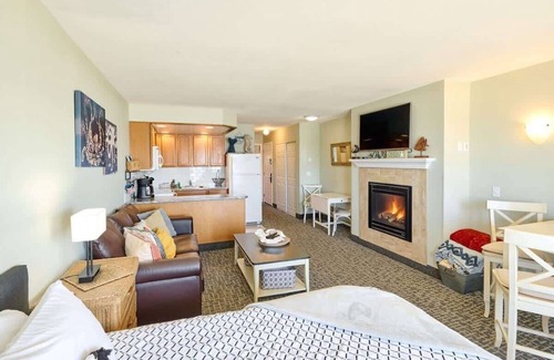 Logsden Condo | Amazing Ocean View Suite - Sleeps Six - Pool Access & Hot Tub!
