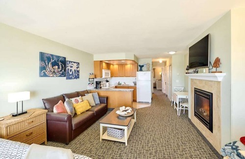 Logsden Condo | Amazing Ocean View Suite - Sleeps Six - Pool Access & Hot Tub!