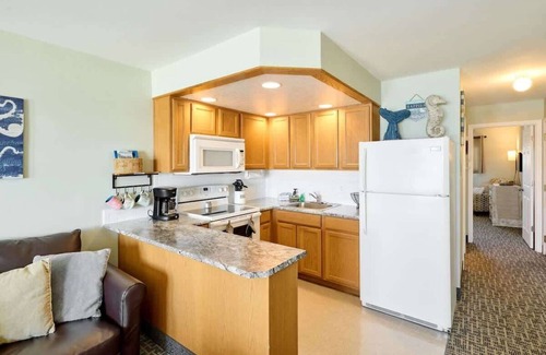 Logsden Condo | Amazing Ocean View Suite - Sleeps Six - Pool Access & Hot Tub!