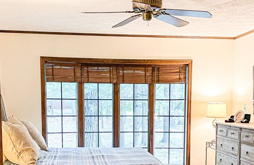 Greentown House | AMAZING PGA golf Estate getaway w/hot tub- 3 min drive to lake Wallenpaupack.