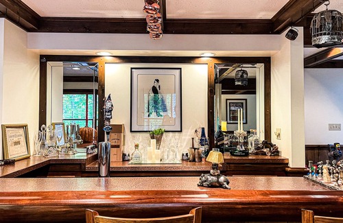 Greentown House | AMAZING PGA golf Estate getaway w/hot tub- 3 min drive to lake Wallenpaupack.