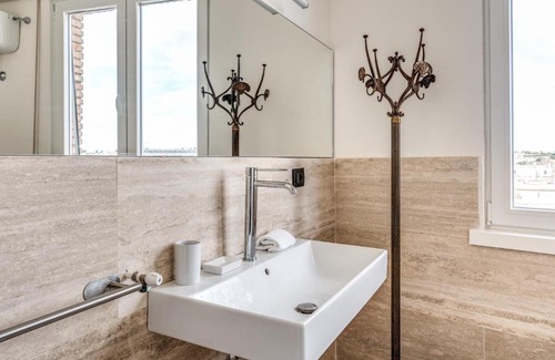 Aventine Apartment | Amazing Piramide Metro Station