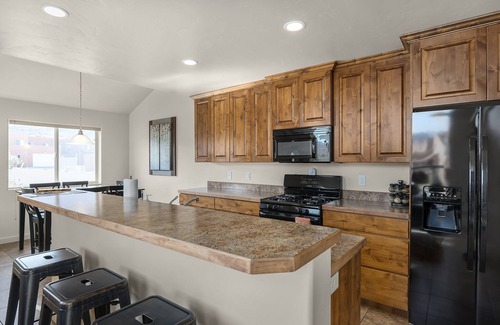 Moab South Valley House | Amazing Redrock Views | Near National Parks | Pool Hot Tub