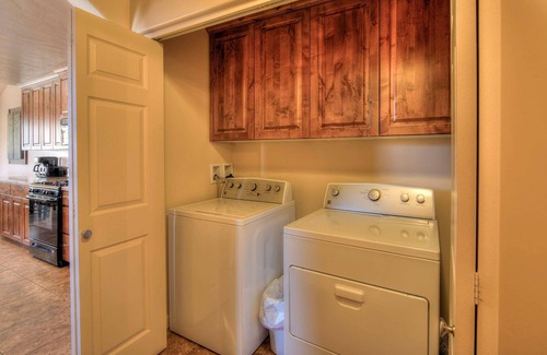 Moab South Valley House | Amazing Redrock Views | Near National Parks | Pool Hot Tub
