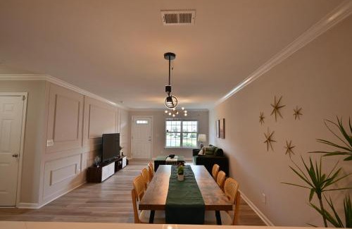 Greensboro Apartment | Amazing Renovated Townhouse