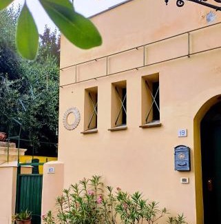 Ospedaletti House | amazing sea cottage "Sleep To The Sound Of The Surf" casetta al mare