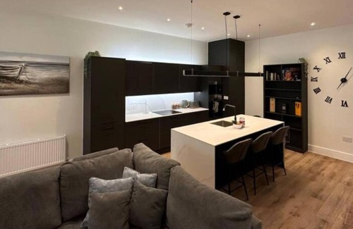 Westcliff-on-Sea Apartment | Amazing & Sleek 2BR w/WiFi & Netflix - City Centre Nr Cliffs Pavillion