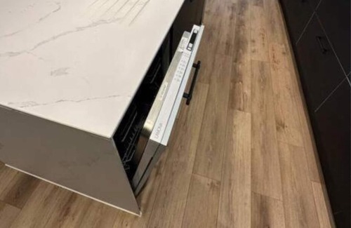 Westcliff-on-Sea Apartment | Amazing & Sleek 2BR w/WiFi & Netflix - City Centre Nr Cliffs Pavillion