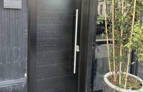 Westcliff-on-Sea Apartment | Amazing & Sleek 2BR w/WiFi & Netflix - City Centre Nr Cliffs Pavillion