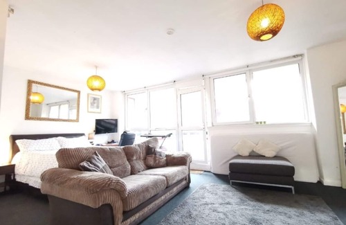 Elephant and Castle Apartment | Amazing Studio Flat Located 5 mins from the Elephant and Castle Station!