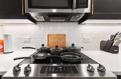 North Hyde Park Apartment | Amazing Studio |Near Beach & Downtown | Pool & Gym