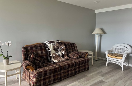 Whitehall House | Amazing Sunsets nightly at 4bdrm home on White Lake & min to Lake MI