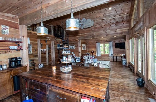 Blue Ridge Cabin | Amazing View - 5M to BR - Private - 2 King rooms on main - Hot tub - Fire Pit