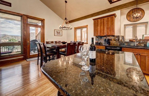 Estes Park House | Amazing Views~Modern Rustic~3 miles to RMNP Entrance~Peaceful area of Estes!