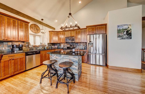 Estes Park House | Amazing Views~Modern Rustic~3 miles to RMNP Entrance~Peaceful area of Estes!
