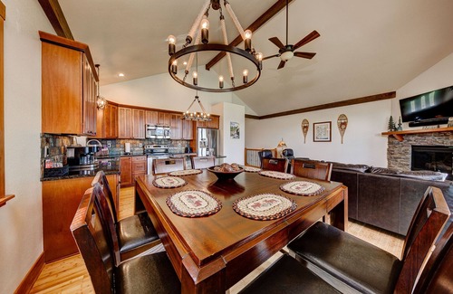 Estes Park House | Amazing Views~Modern Rustic~3 miles to RMNP Entrance~Peaceful area of Estes!