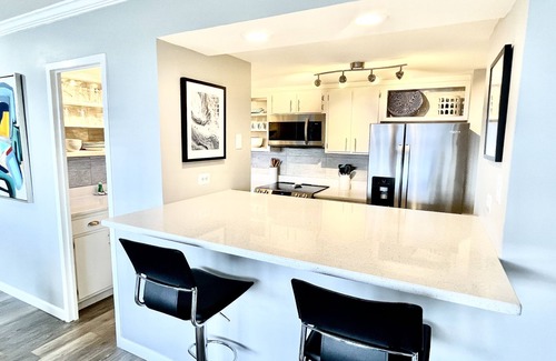 Mid America Condo | Amazing Views of Lake Hamilton! Huge Pool! Complimentary Snack Basket.