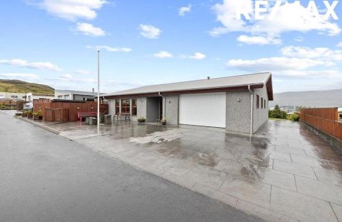 Mosfellsbaer Villa | Amazing Villa With Hot Tub Near Reykjavík