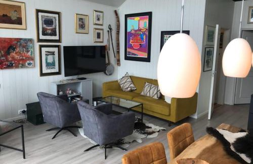 Stamsund House | Amazing waterfront rorbu (free car-charging)