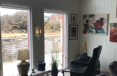 Stamsund House | Amazing waterfront rorbu (free car-charging)