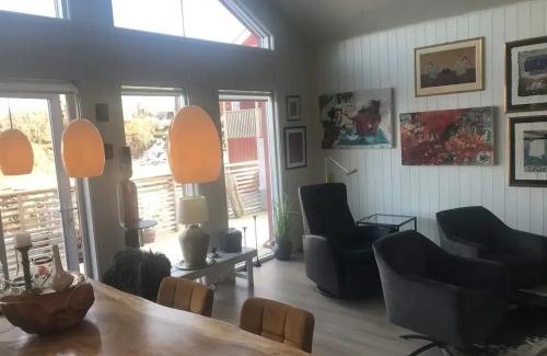 Stamsund House | Amazing waterfront rorbu (free car-charging)