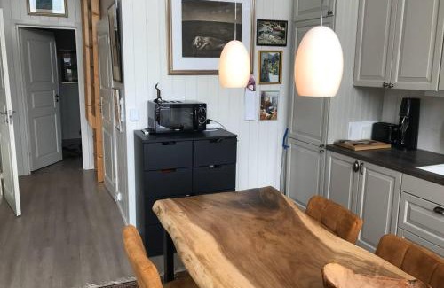 Stamsund House | Amazing waterfront rorbu (free car-charging)