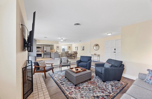 Paradise House | Amazing yard w/hot tub and golf 14 min from Strip