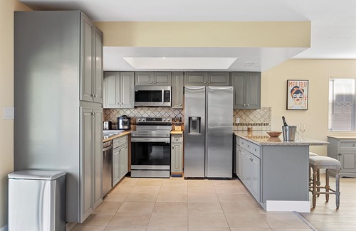 Paradise House | Amazing yard w/hot tub and golf 14 min from Strip