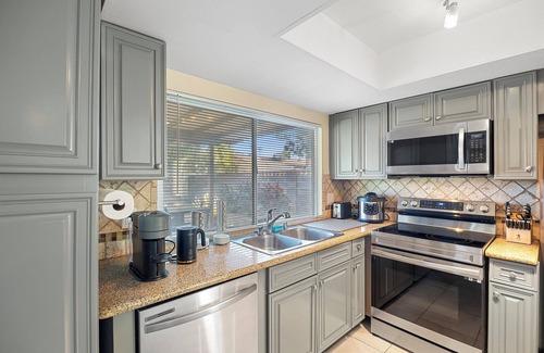 Paradise House | Amazing yard w/hot tub and golf 14 min from Strip