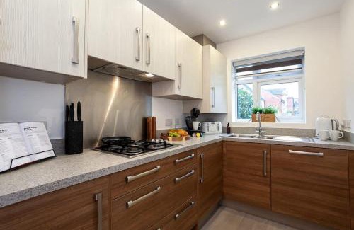 Stoke-on-Trent House | Ambassador House by Truestays - Luxury 4 Bedroom House in Stoke-on-Trent