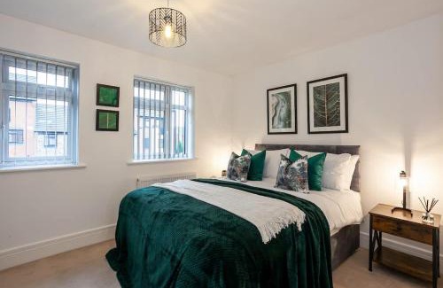 Stoke-on-Trent House | Ambassador House by Truestays - Luxury 4 Bedroom House in Stoke-on-Trent