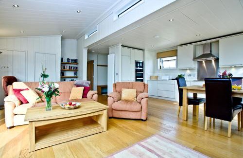 Cheddar House | Amber Lodge, Strawberryfield Park