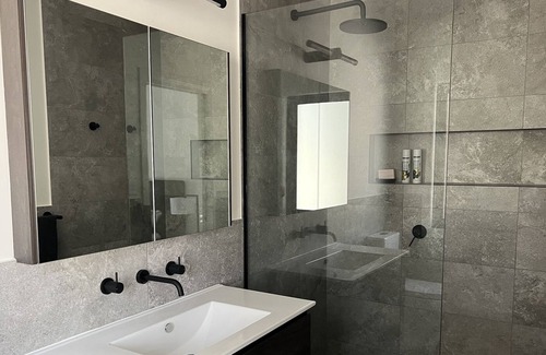 Mount Panorama House | Ambleside Retreat - Mt Panorama Racing Circuit. Stay on Conrod Straight!