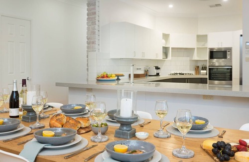 Lovedale House | Amelia-Rose Estate: Lovedale 6-bdr retreat with pool & fireplace—Memories await!