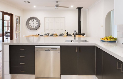 Lovedale House | Amelia-Rose Estate: Lovedale 6-bdr retreat with pool & fireplace—Memories await!
