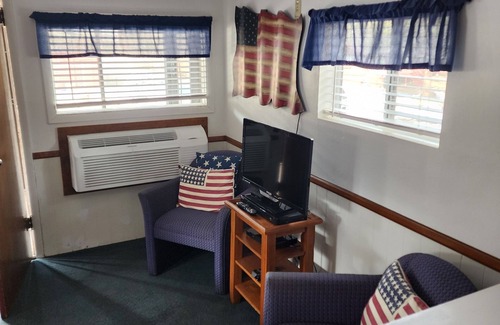 Estes Park Cabin | American - Cabin W/1 Queen & 1 Double Bed