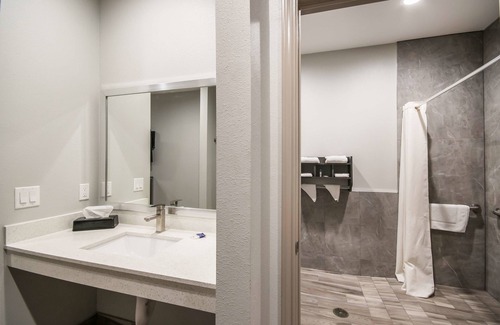 Northside Hotel | Americas Best Value Inn & Suites NE Houston Downtown I-610