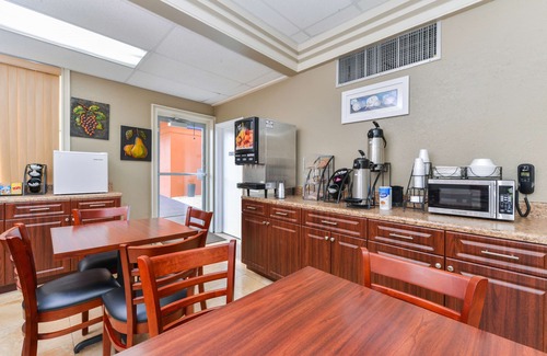 Central Sarasota Hotel | Americas Best Value Inn Sarasota Downtown