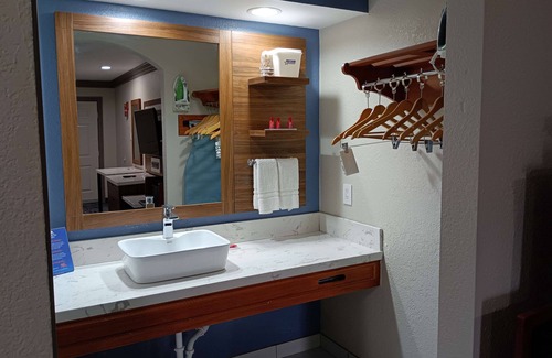 Alvin Hotel | Americas Best Value Inn & Suites Alvin Houston