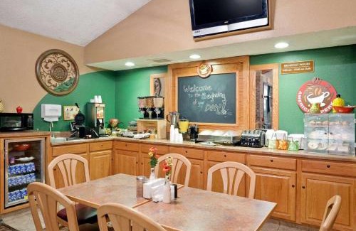 West Burlington Hotel | AmericInn by Wyndham West Burlington