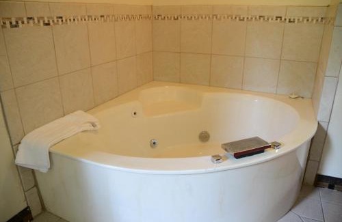 West Burlington Hotel | AmericInn by Wyndham West Burlington