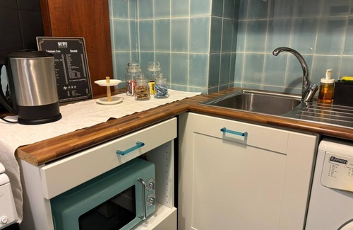 Cissano Apartment | Ampio bilocale con Terrazza sito al quarto piano, accessibile con scala interna.