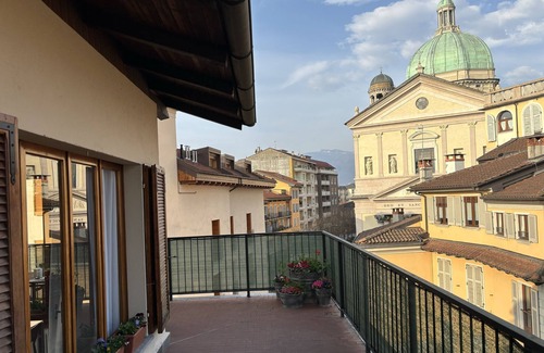 Cissano Apartment | Ampio bilocale con Terrazza sito al quarto piano, accessibile con scala interna.