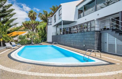Sao Goncalo Villa | Ample villa with pool and gorgeous ocean view