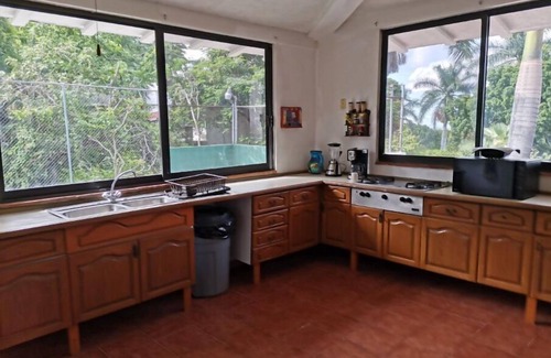 Cuernavaca House | Amplia casa sola, con alberca y amenidades privadas, todos los servicios.