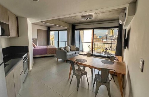 Constitucion Apartment | Amplio Loft con balcón sobre la Av 9 de Julio (6C)