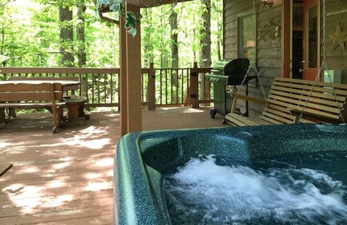 Clarkesville Cabin | Amy`s Creek 2 | 2BR Cabin, Dog friendly with Creekside and Hot Tub, Near Helen