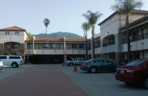 Monrovia House | An affordable hotel near City of Hope medical center!
